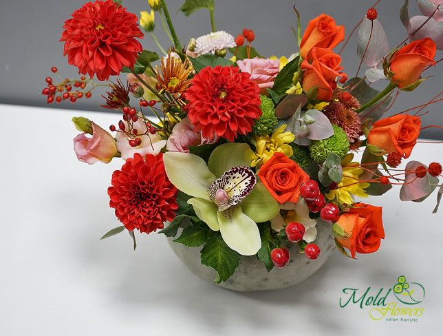 Compoziție cu orhidee, eustoma și trandafiri oranj cu dovleac foto